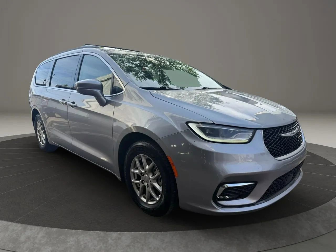 Used 2021 Chrysler Pacifica Touring w/ Uconnect Theater Family Group image 3