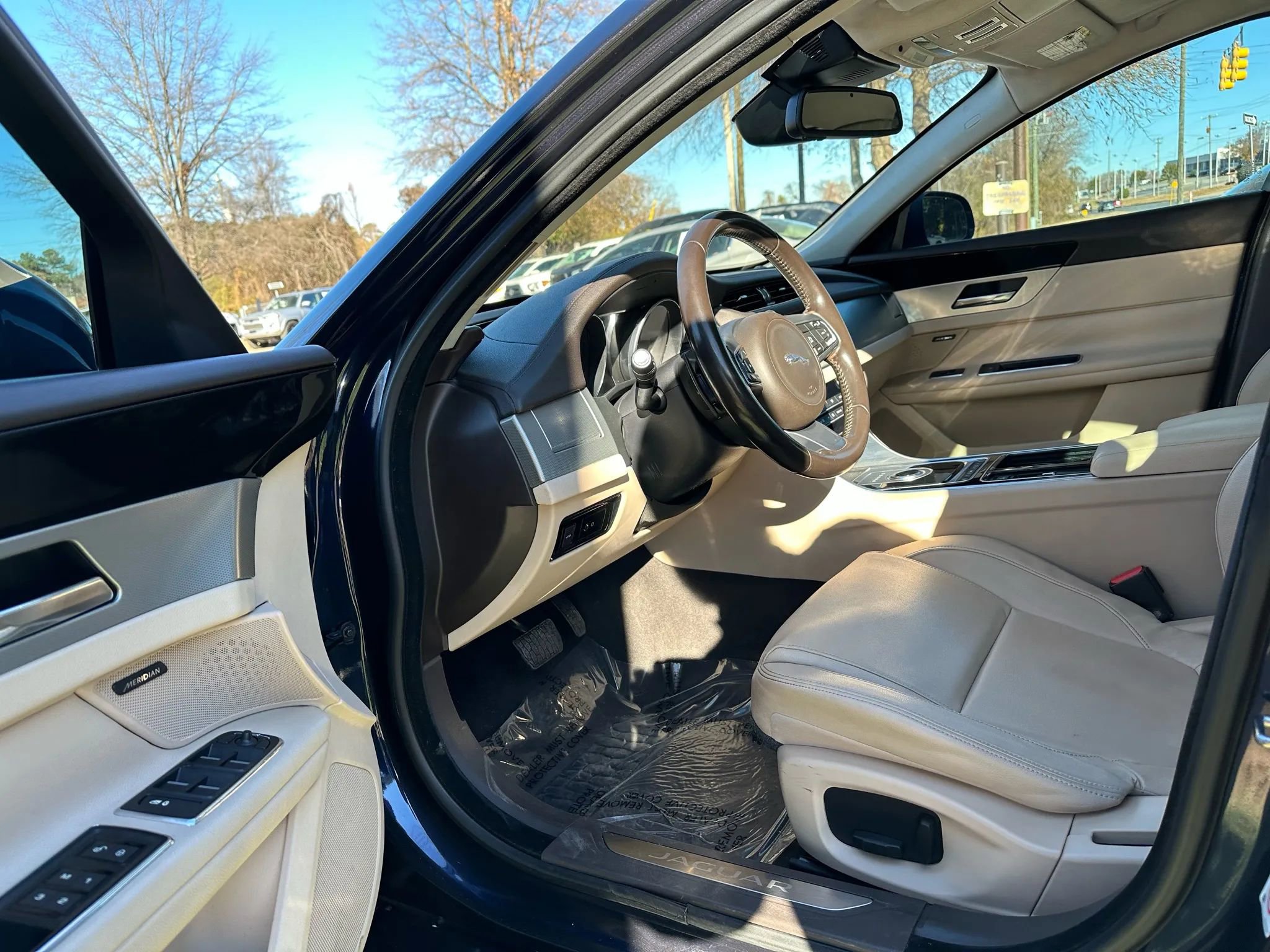 Used 2017 Jaguar XF Premium image 14