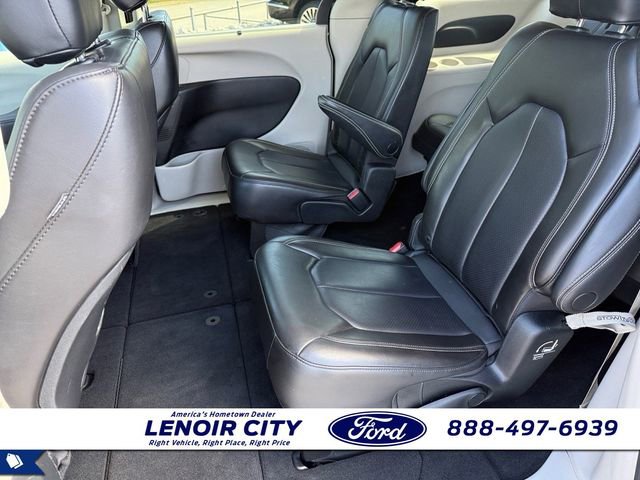 Used 2023 Chrysler Pacifica Touring-L FWD image 11
