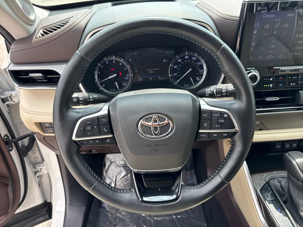 Used 2021 Toyota Highlander Platinum FWD image 16