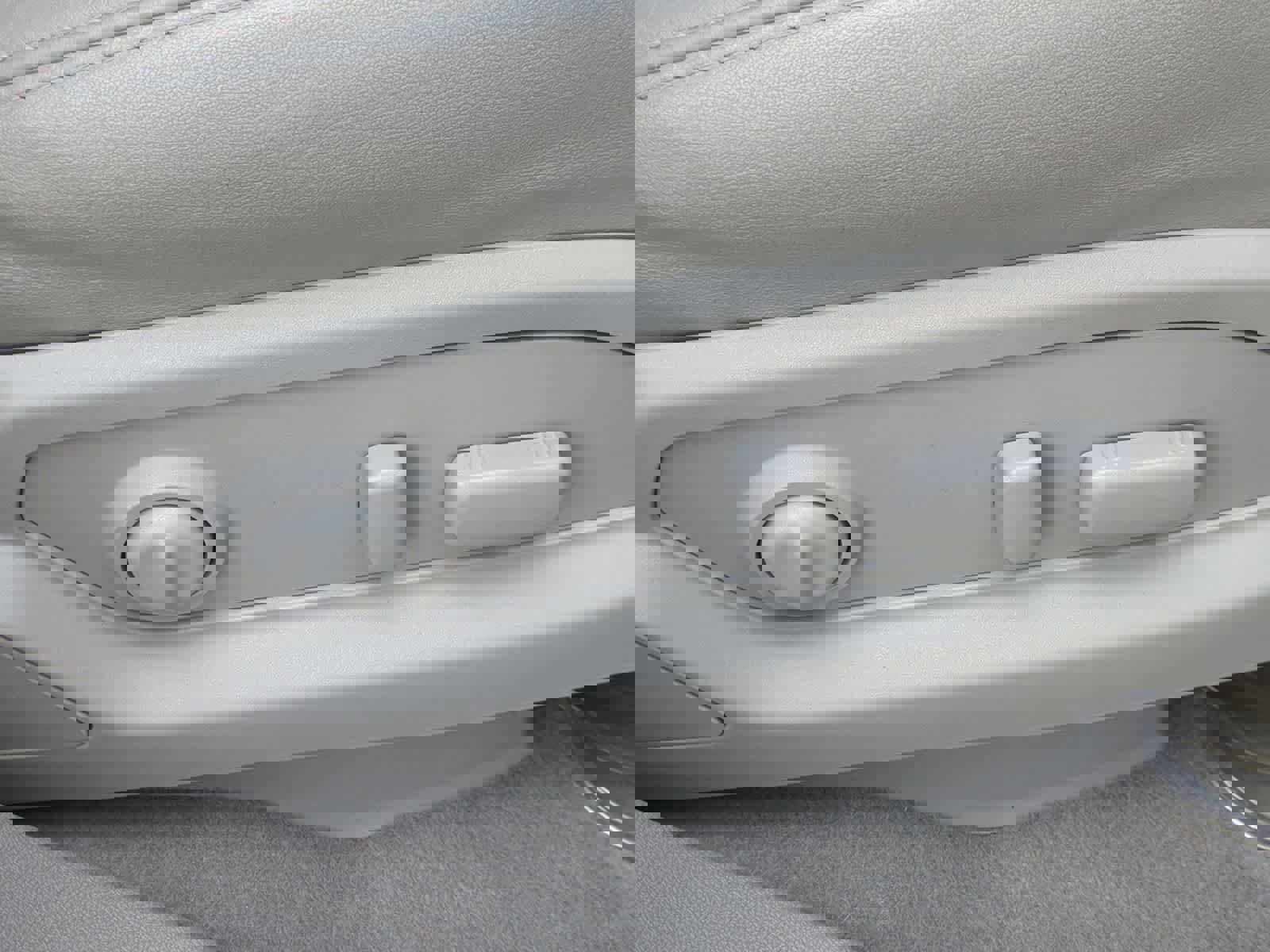 Used 2011 Buick Enclave CXL image 17