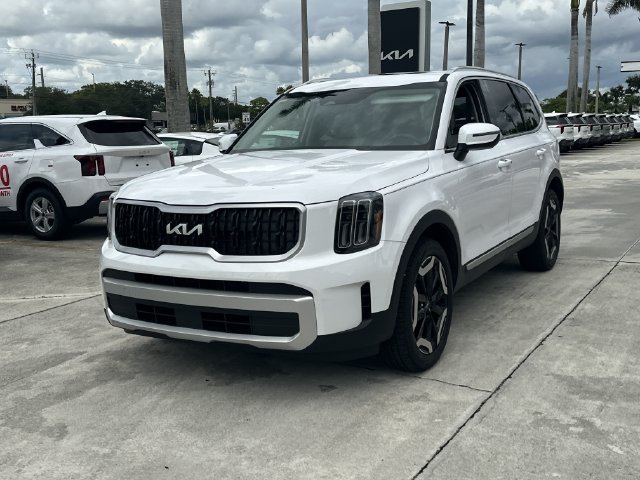 Certified 2025 Kia Telluride EX w/ EX Captain's Chair Package FWD image 2