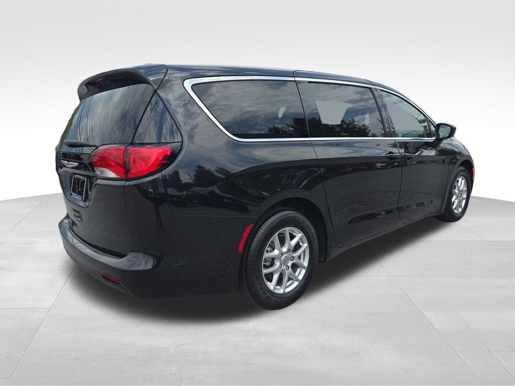 Used 2023 Chrysler Voyager LX FWD image 6