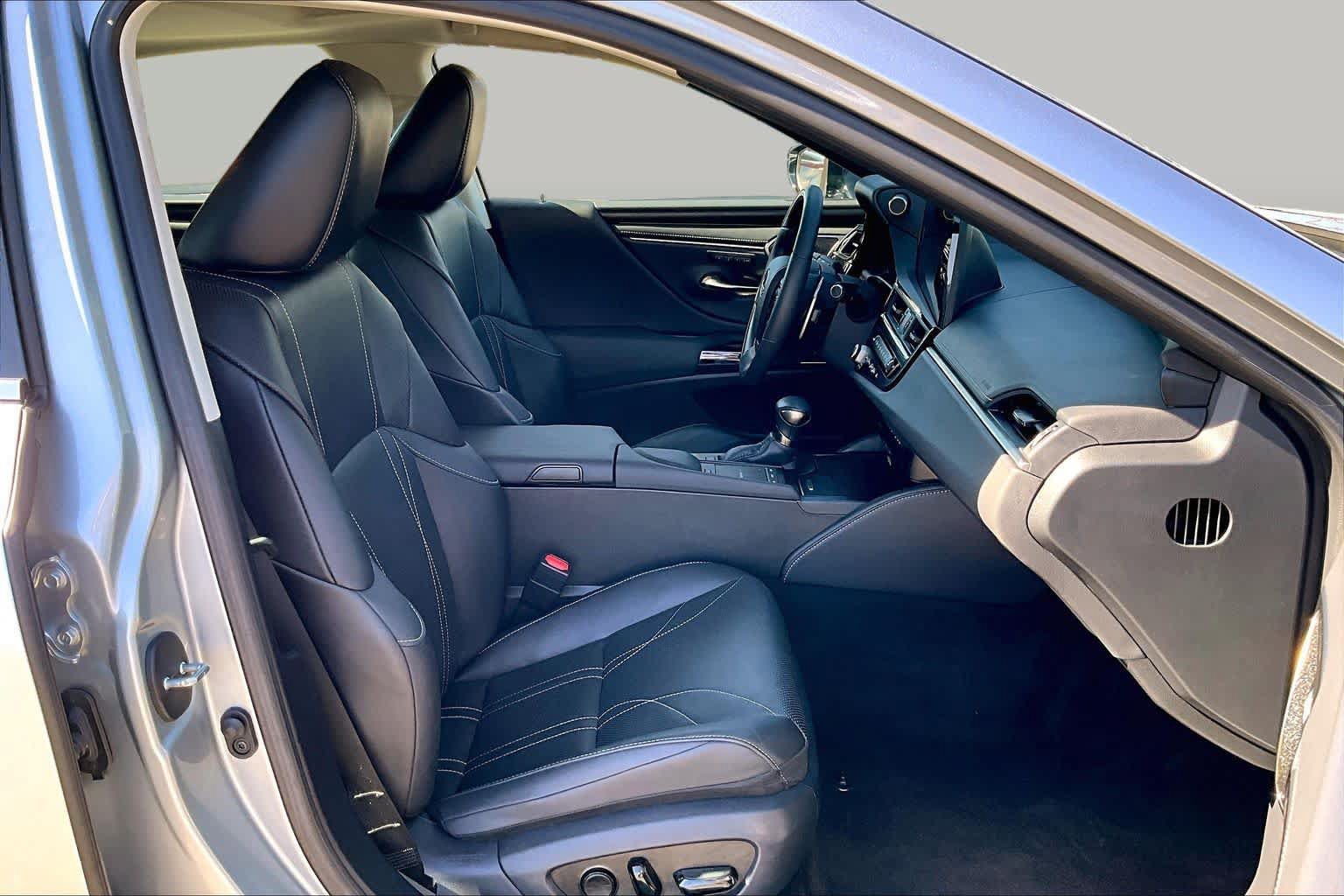 Used 2022 Lexus ES 300h w/ Accessory Package FWD image 8