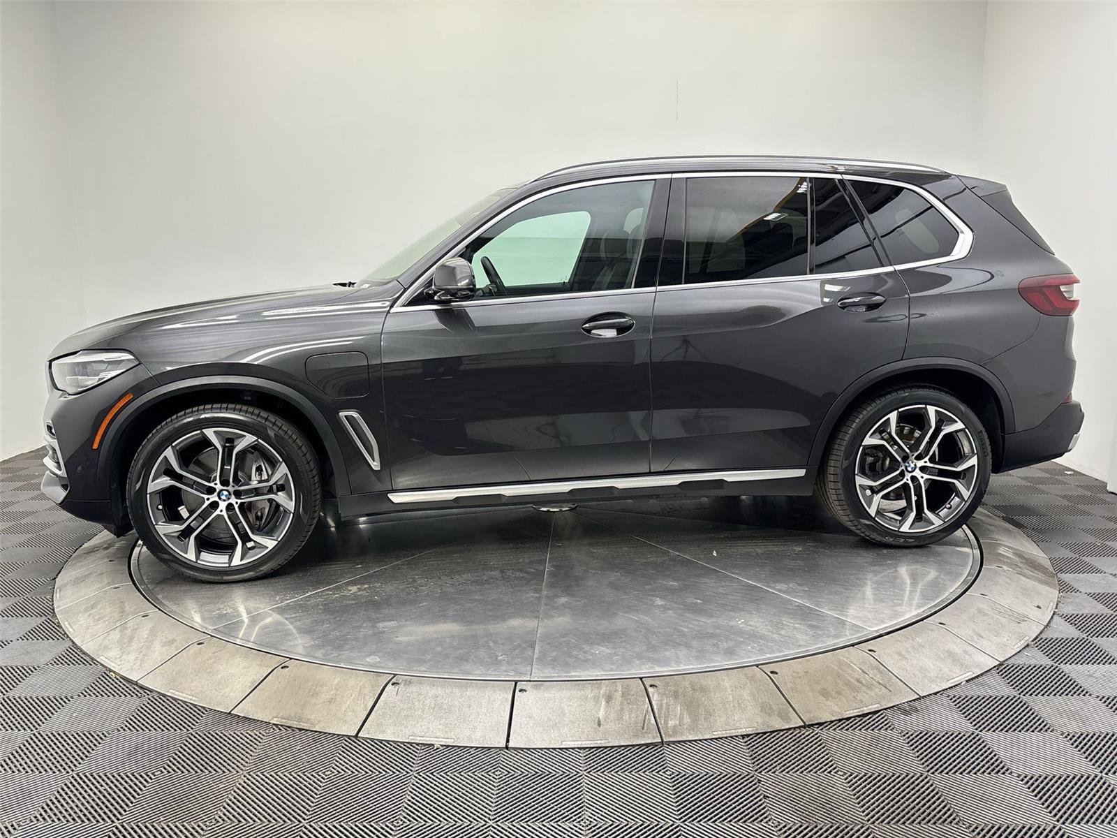 Used 2021 BMW X5 xDrive45e w/ Premium Package image 16