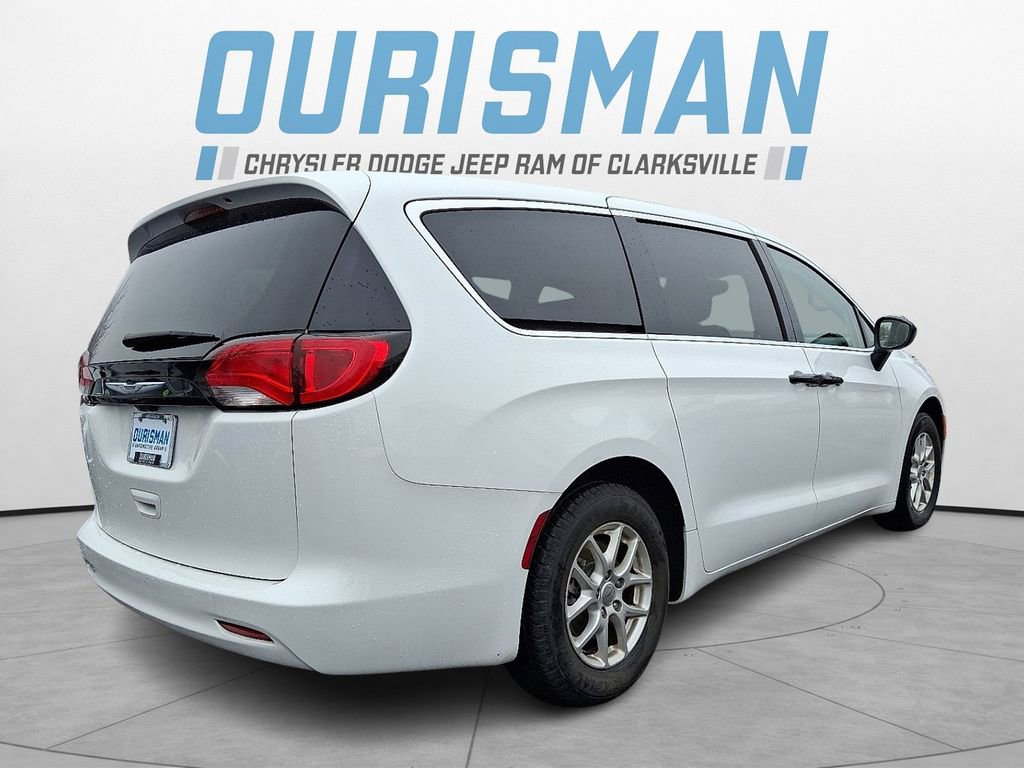 Used 2023 Chrysler Voyager LX image 6