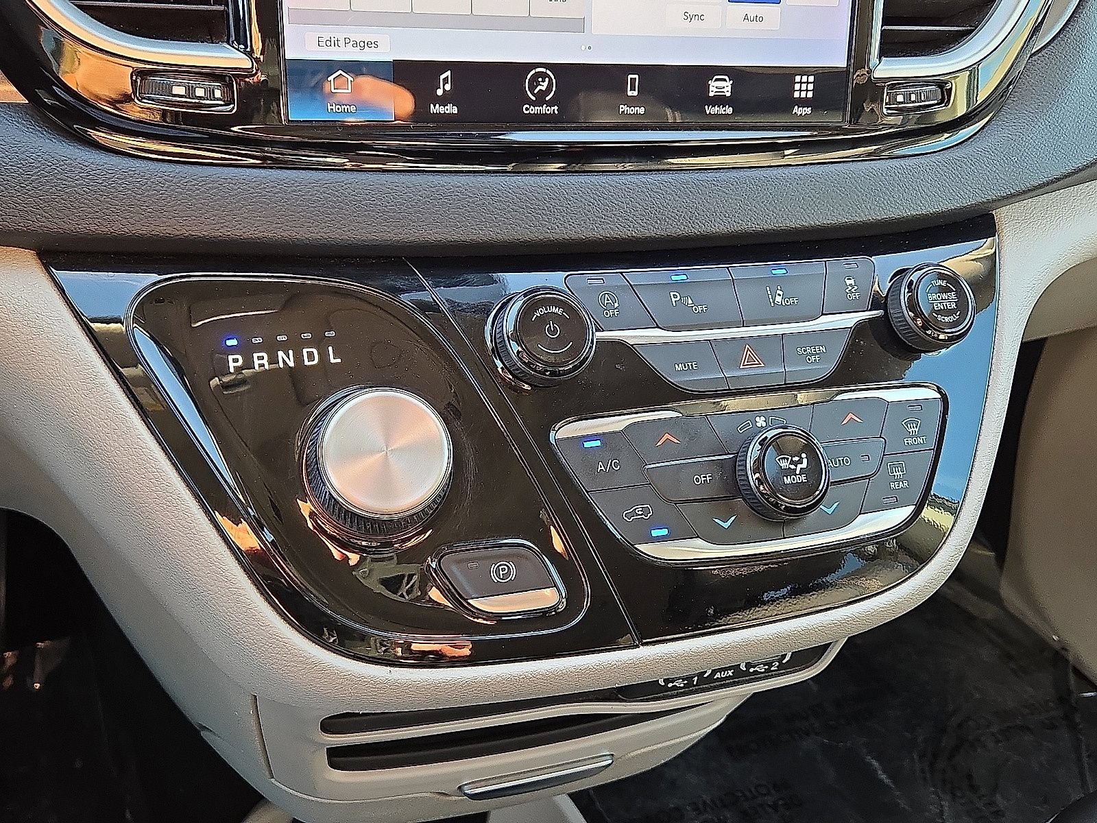 Used 2023 Chrysler Pacifica Touring-L FWD image 29