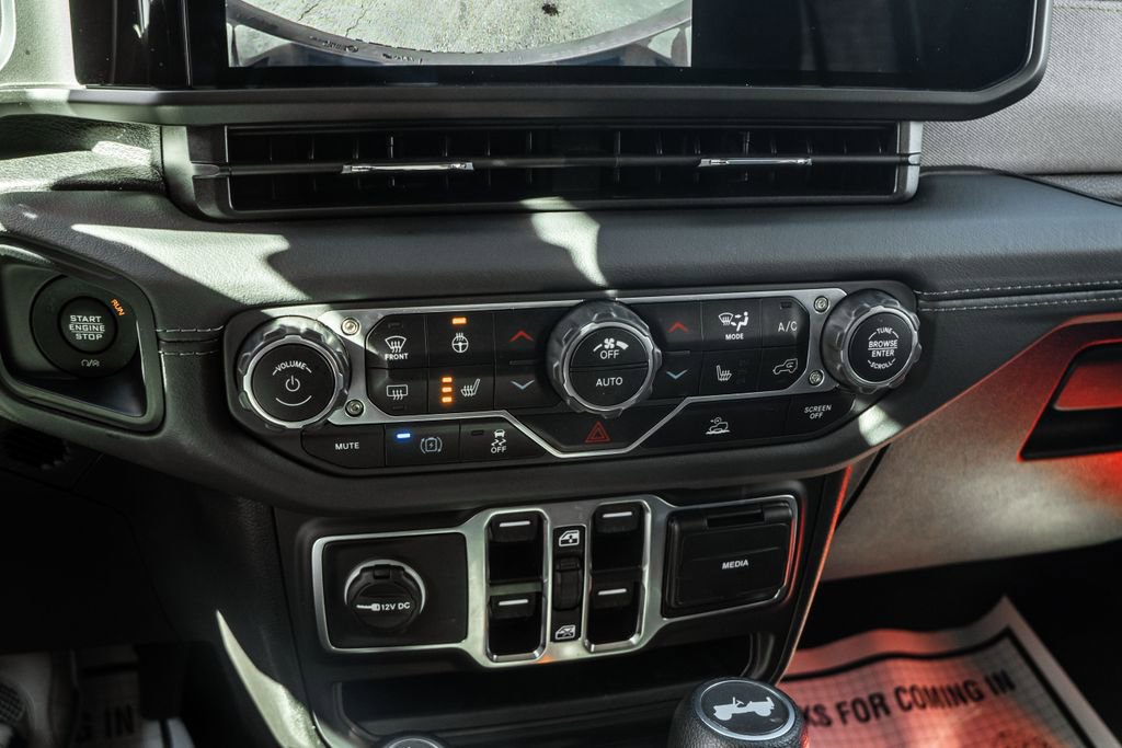 Used 2025 Jeep Wrangler Unlimited Sahara image 21