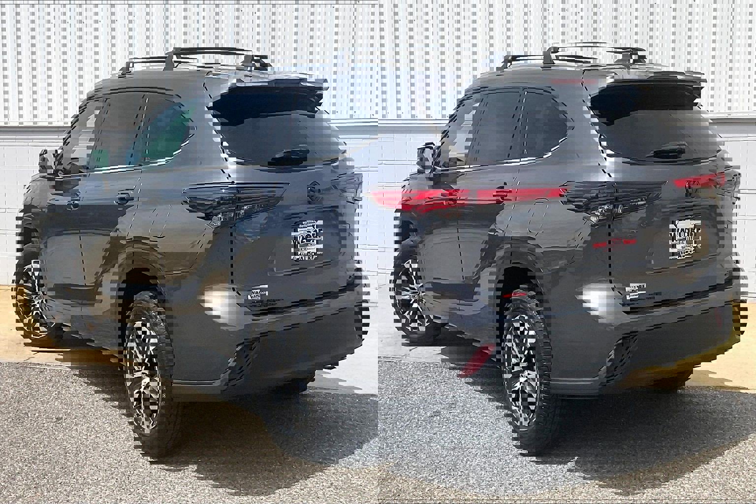 Used 2020 Toyota Highlander XLE FWD image 15