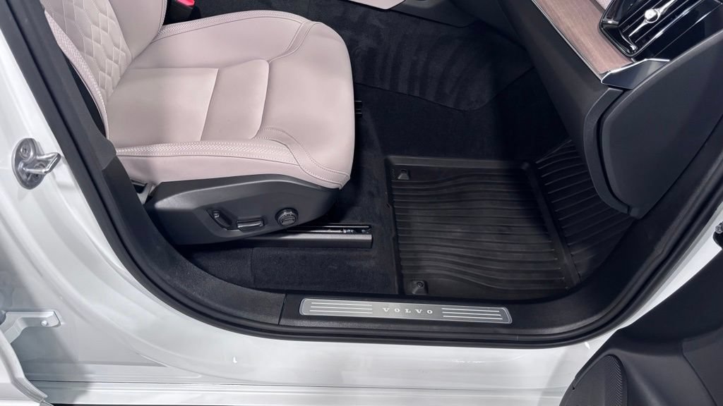 Certified 2025 Volvo XC90 B5 Core w/ Protection Package AWD/4WD image 18