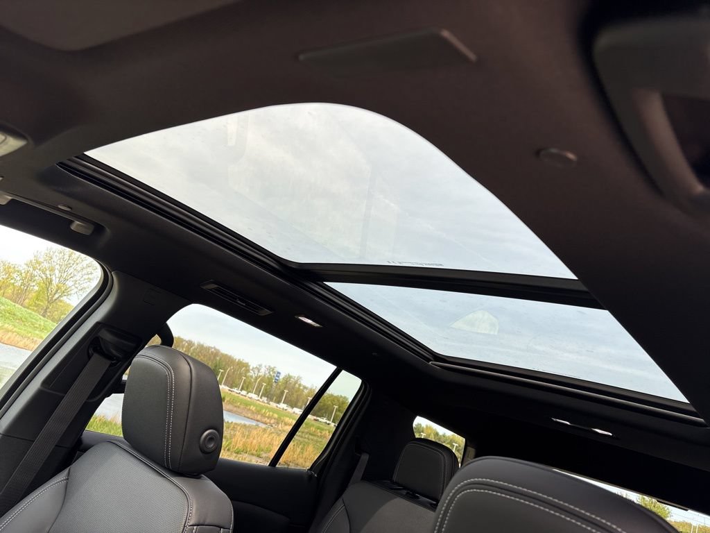 New 2026 Chevrolet Traverse LT w/ Sun and Wheel Package FWD image 28