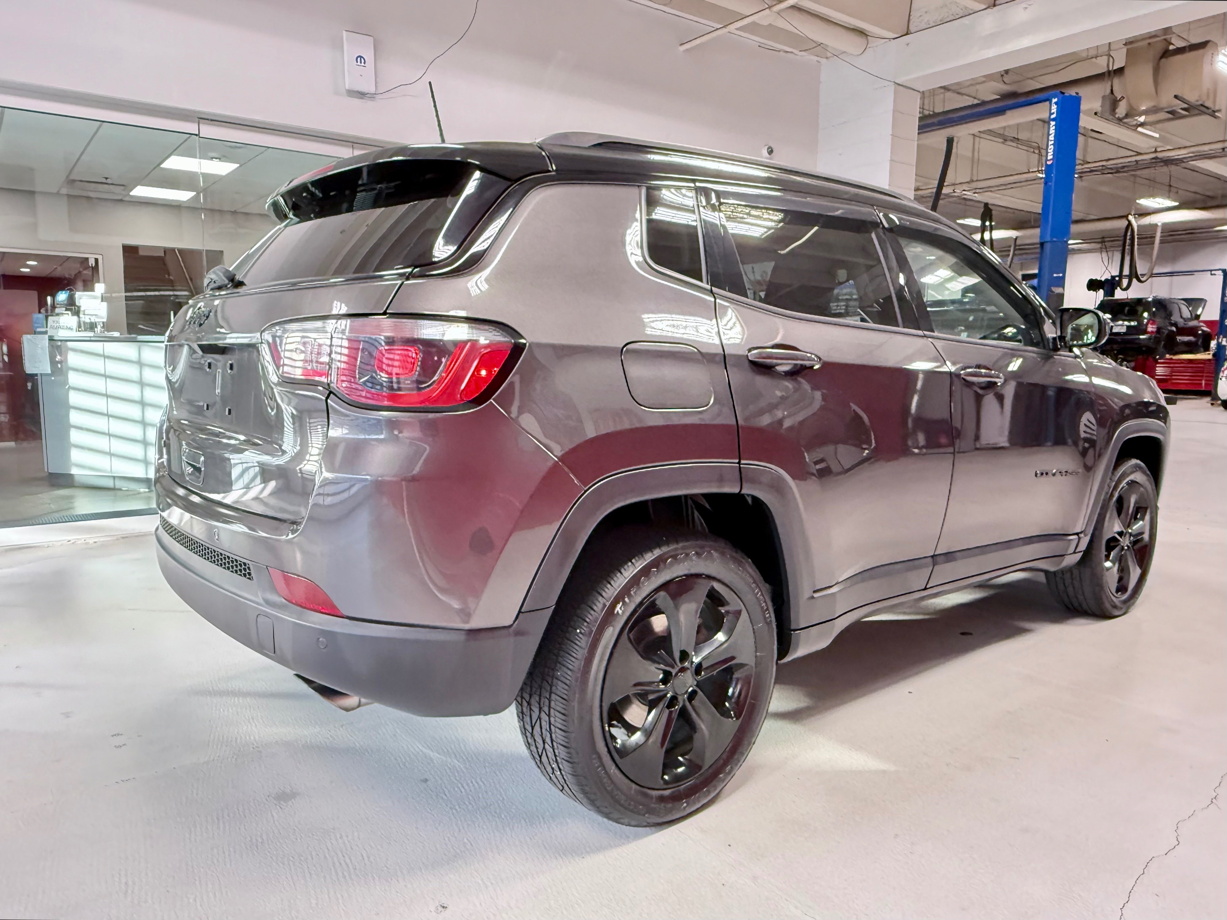 Used 2018 Jeep Compass Latitude w/ Popular Equipment Group AWD/4WD image 8