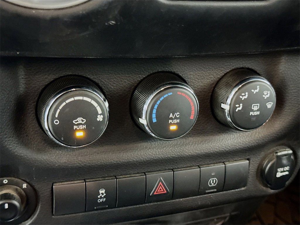 Used 2018 Jeep Wrangler Unlimited Sahara w/ Connectivity Group image 12