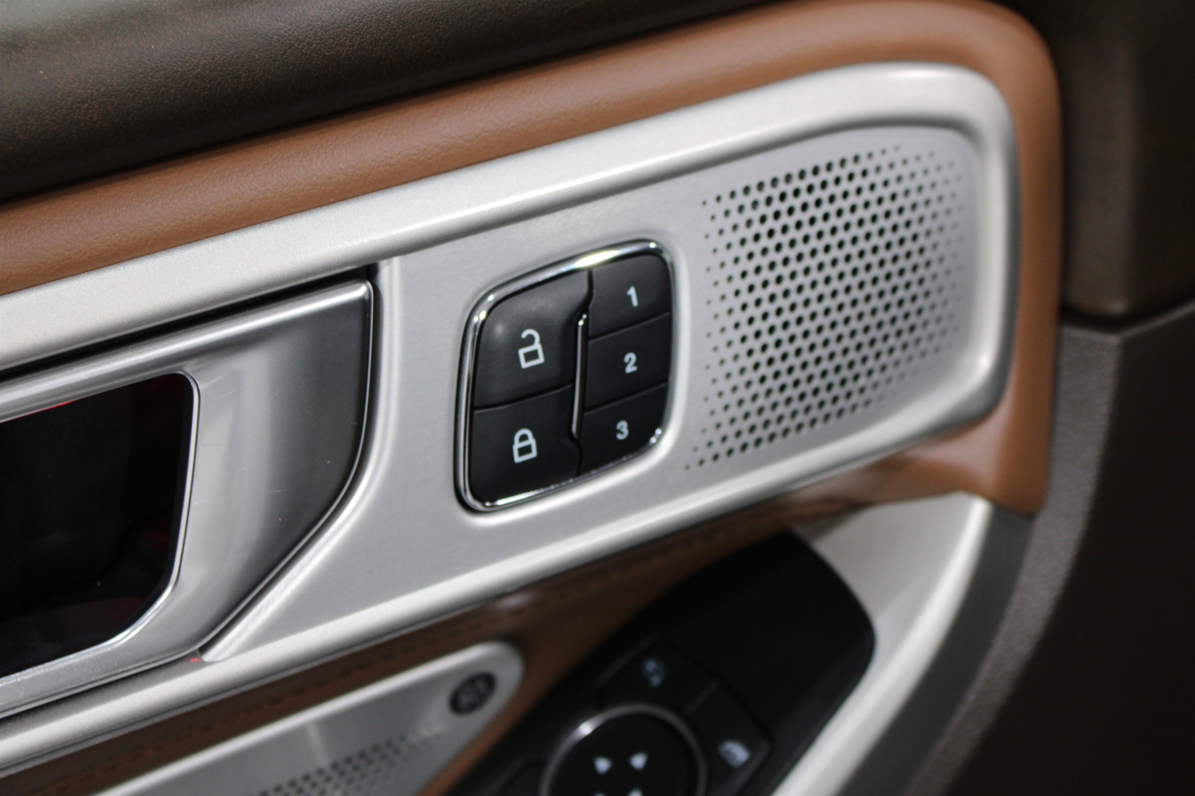Used 2022 Ford Explorer King Ranch w/ Technology Package AWD/4WD image 9