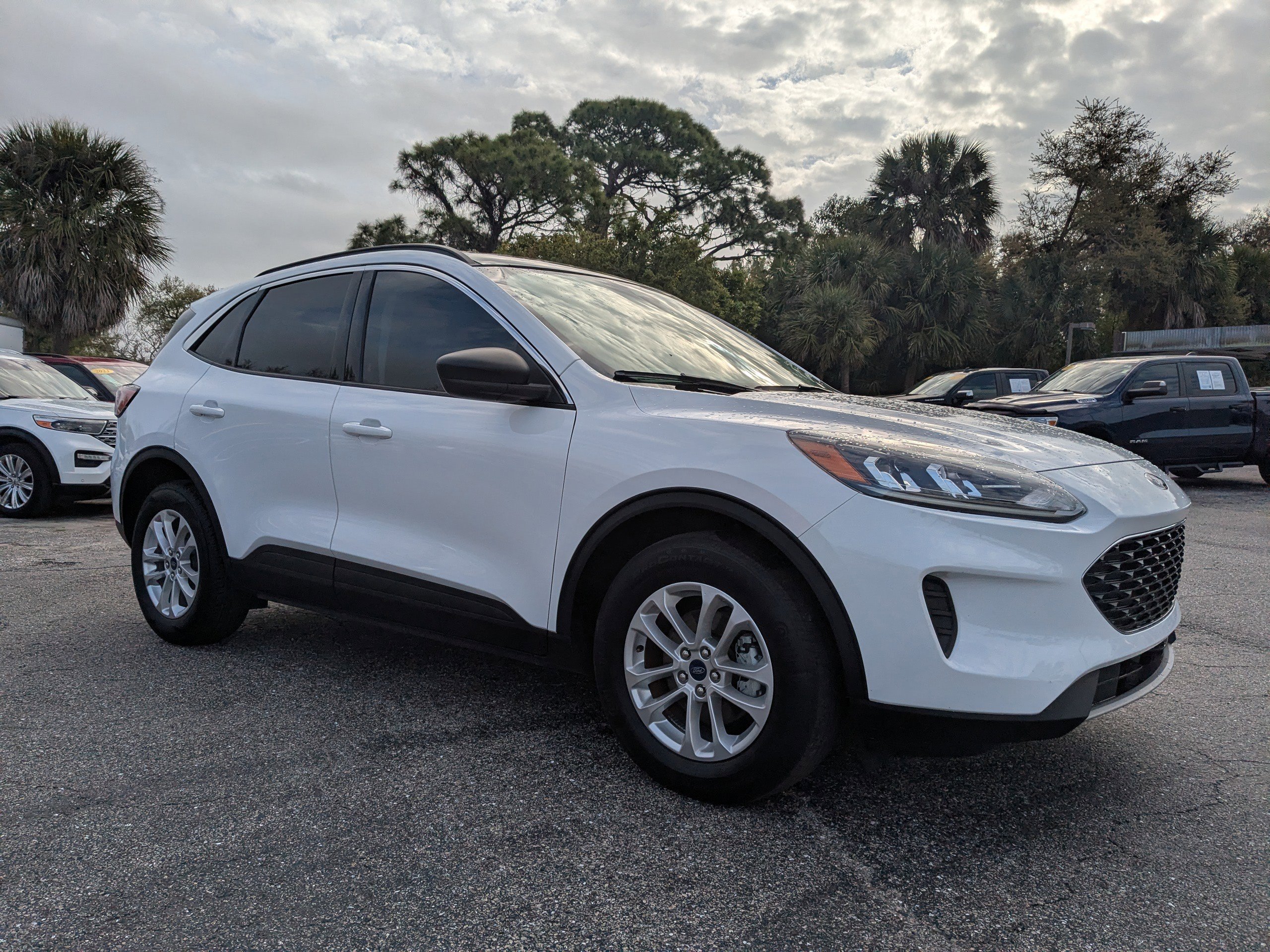 Used 2022 Ford Escape SE w/ Convenience Package AWD/4WD image 2