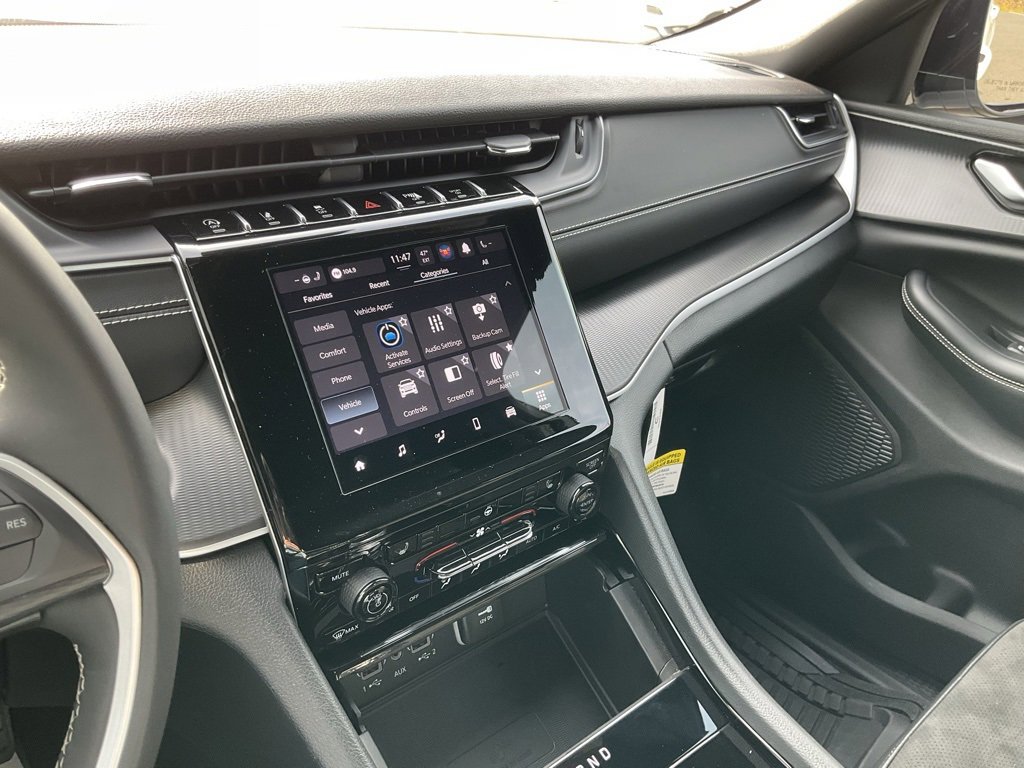 Used 2023 Jeep Grand Cherokee Altitude image 11