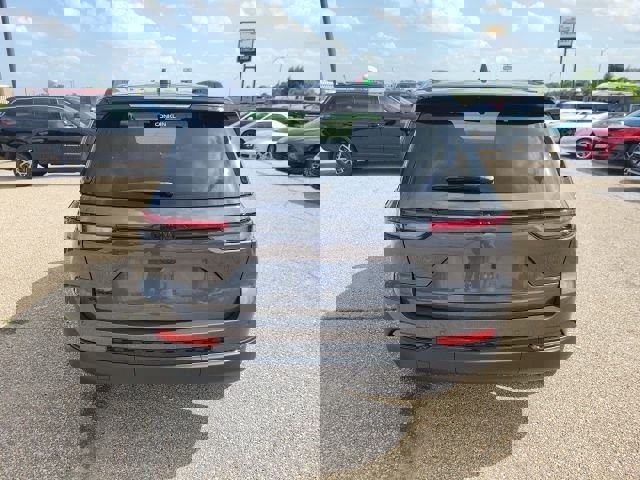 New 2025 Jeep Grand Cherokee Altitude image 24