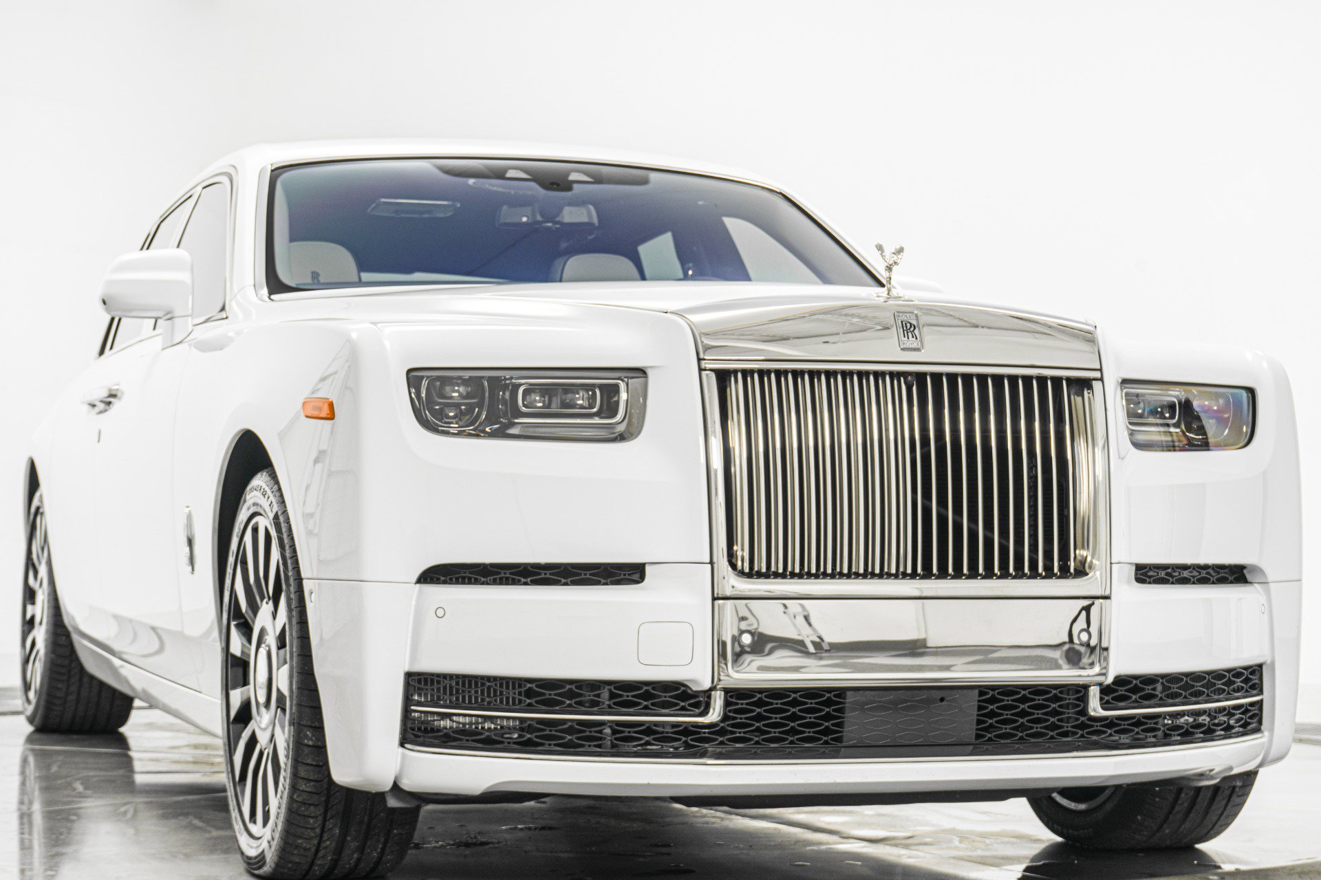 Used 2023 Rolls-Royce Phantom Sedan image 3