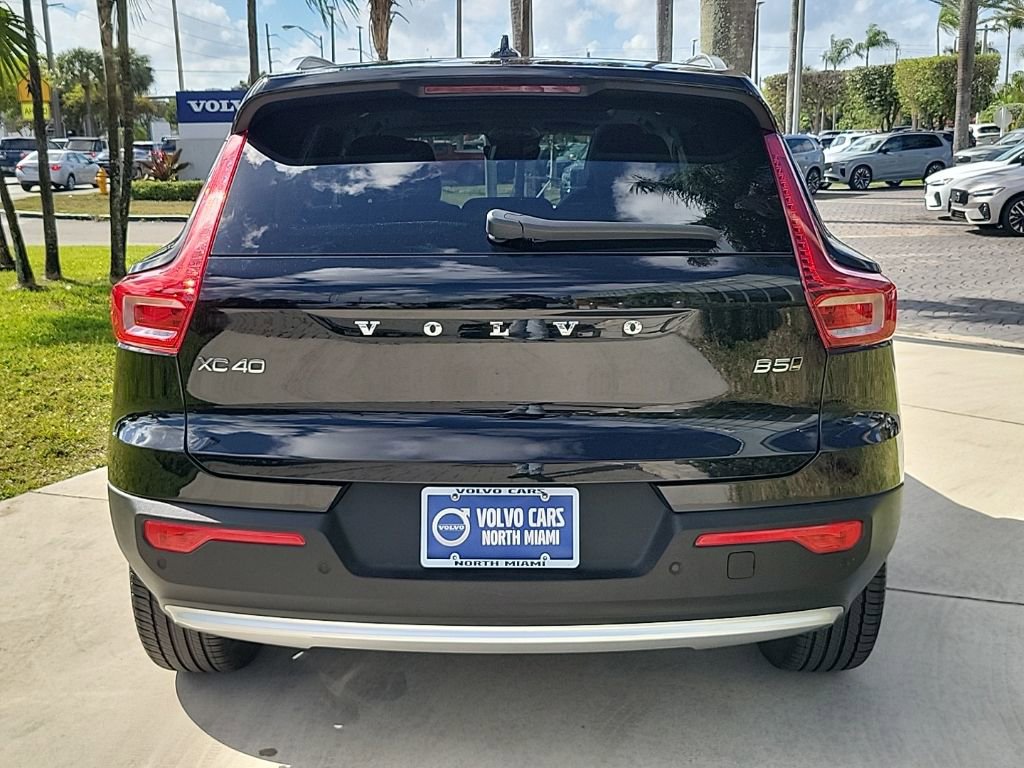 Used 2025 Volvo XC40 B5 Core image 5