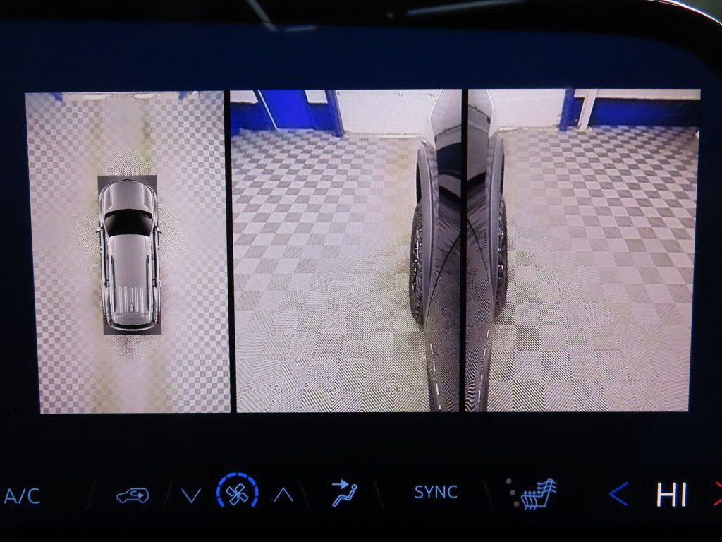 Used 2025 Chevrolet Traverse Z71 image 21