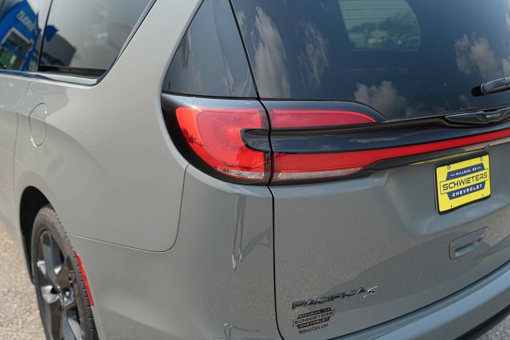 Used 2025 Chrysler Pacifica Limited FWD image 9