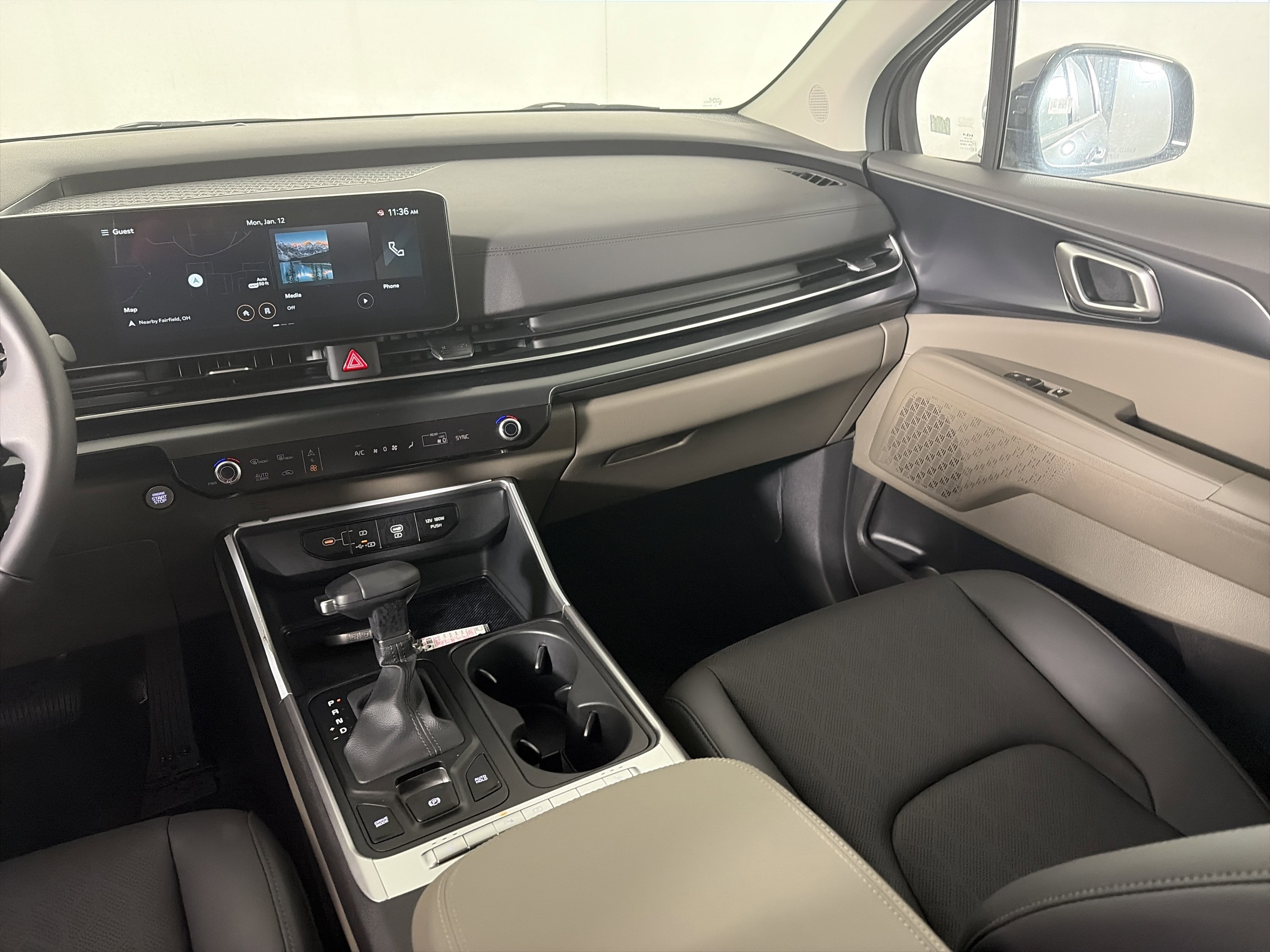 Used 2025 Kia Carnival image 40