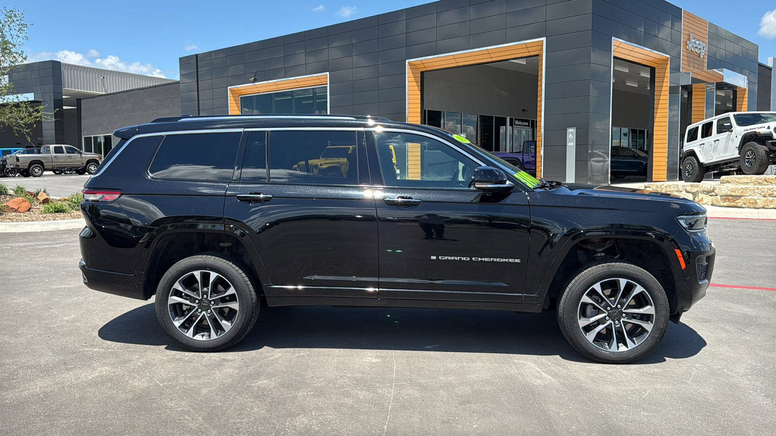 Used 2022 Jeep Grand Cherokee L Overland w/ Luxury Tech Group IV AWD/4WD image 6