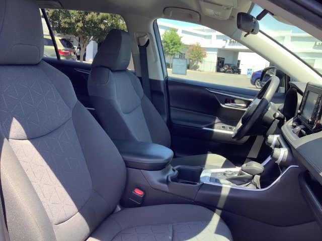 Used 2022 Toyota RAV4 XLE AWD/4WD image 36