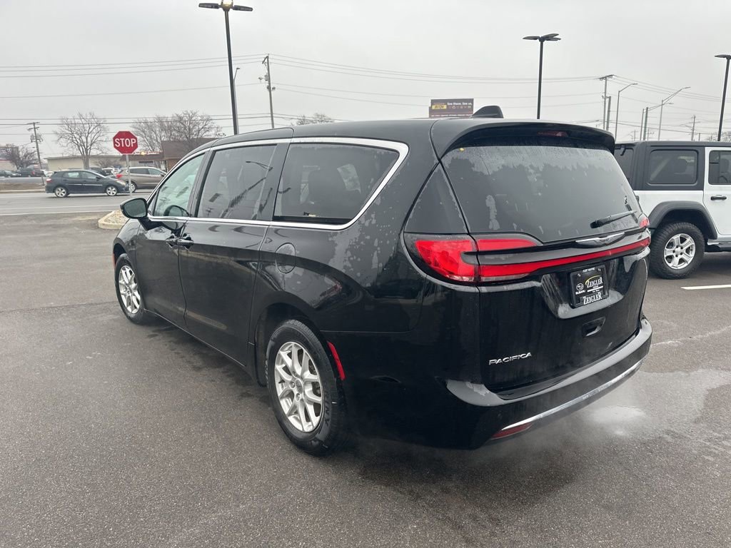 Used 2024 Chrysler Pacifica Touring-L image 4