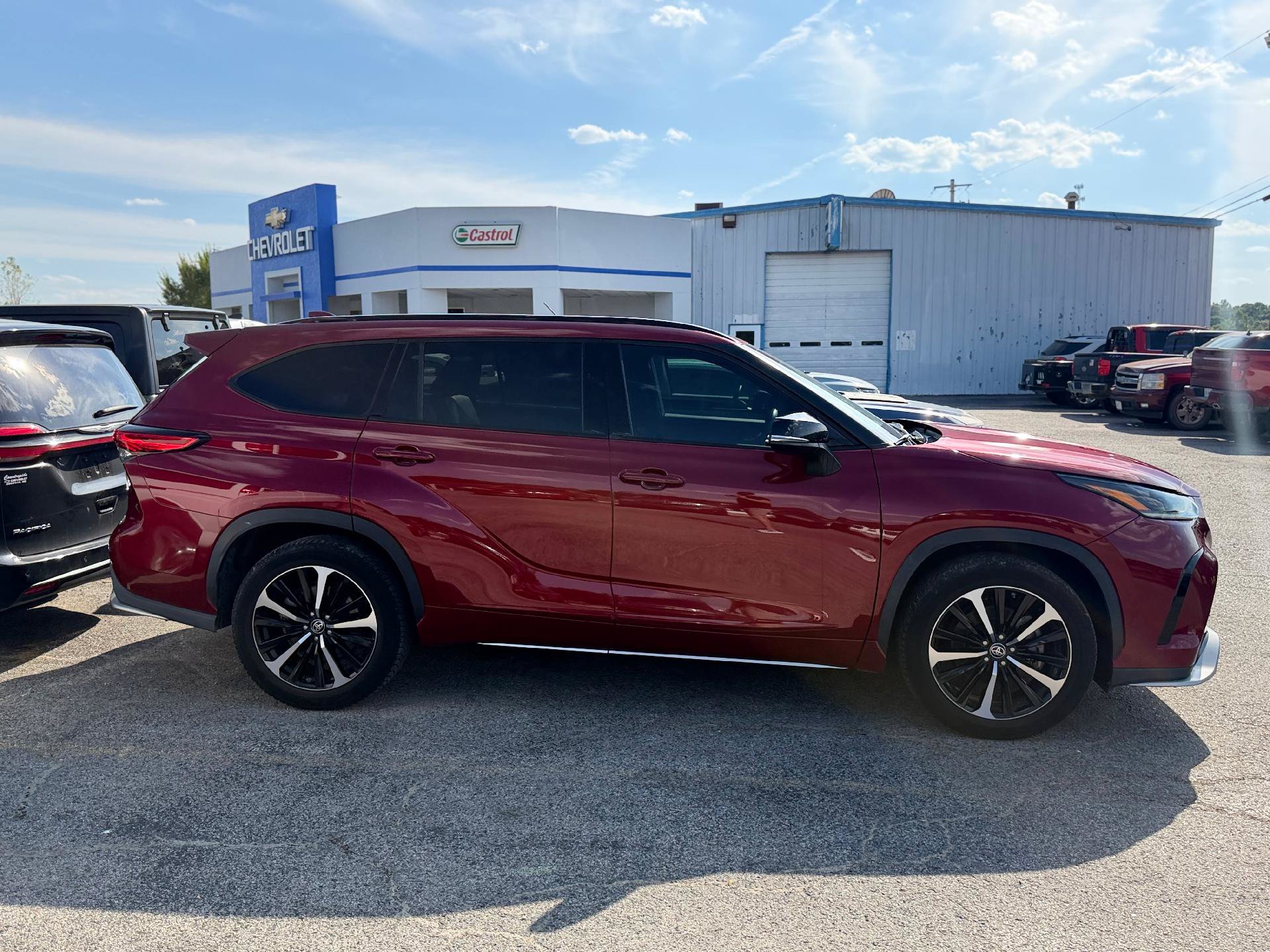 Used 2021 Toyota Highlander XSE FWD image 2