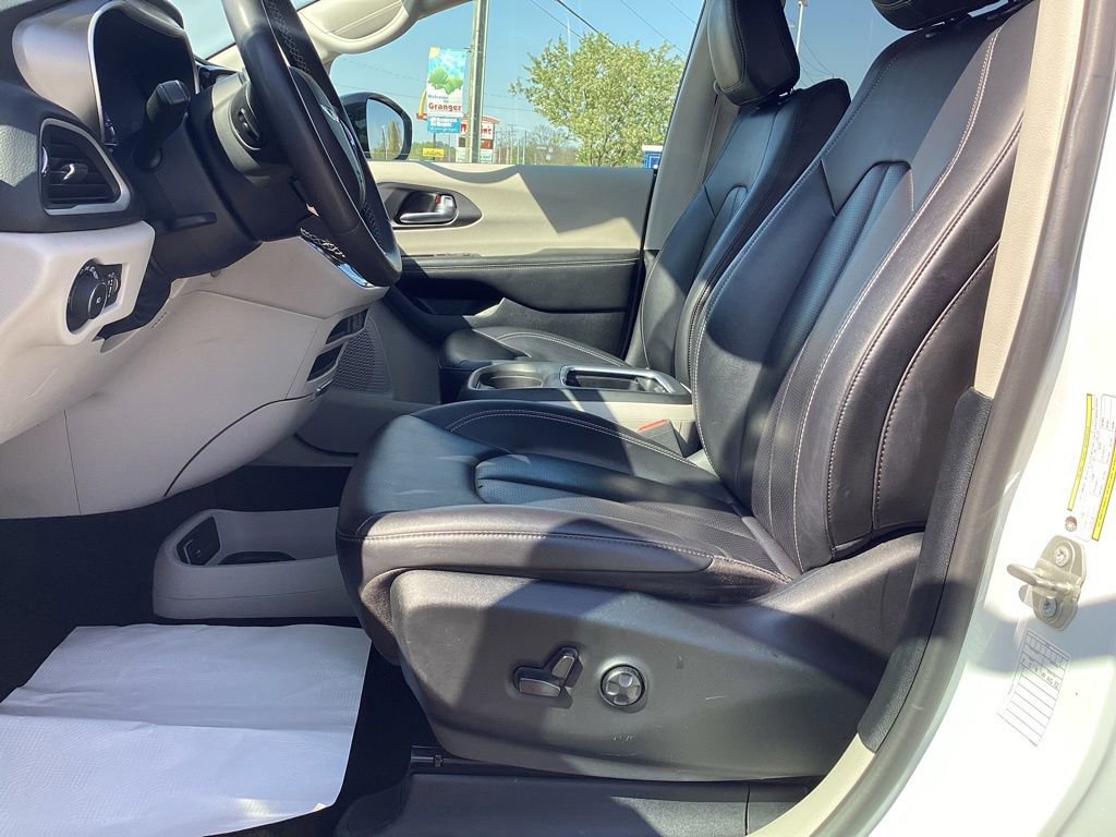 Used 2024 Chrysler Pacifica Touring-L FWD image 18