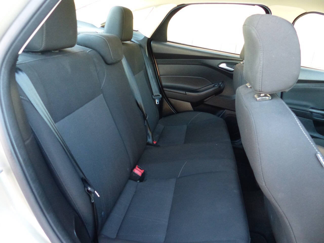 Used 2017 Ford Focus SE FWD image 40