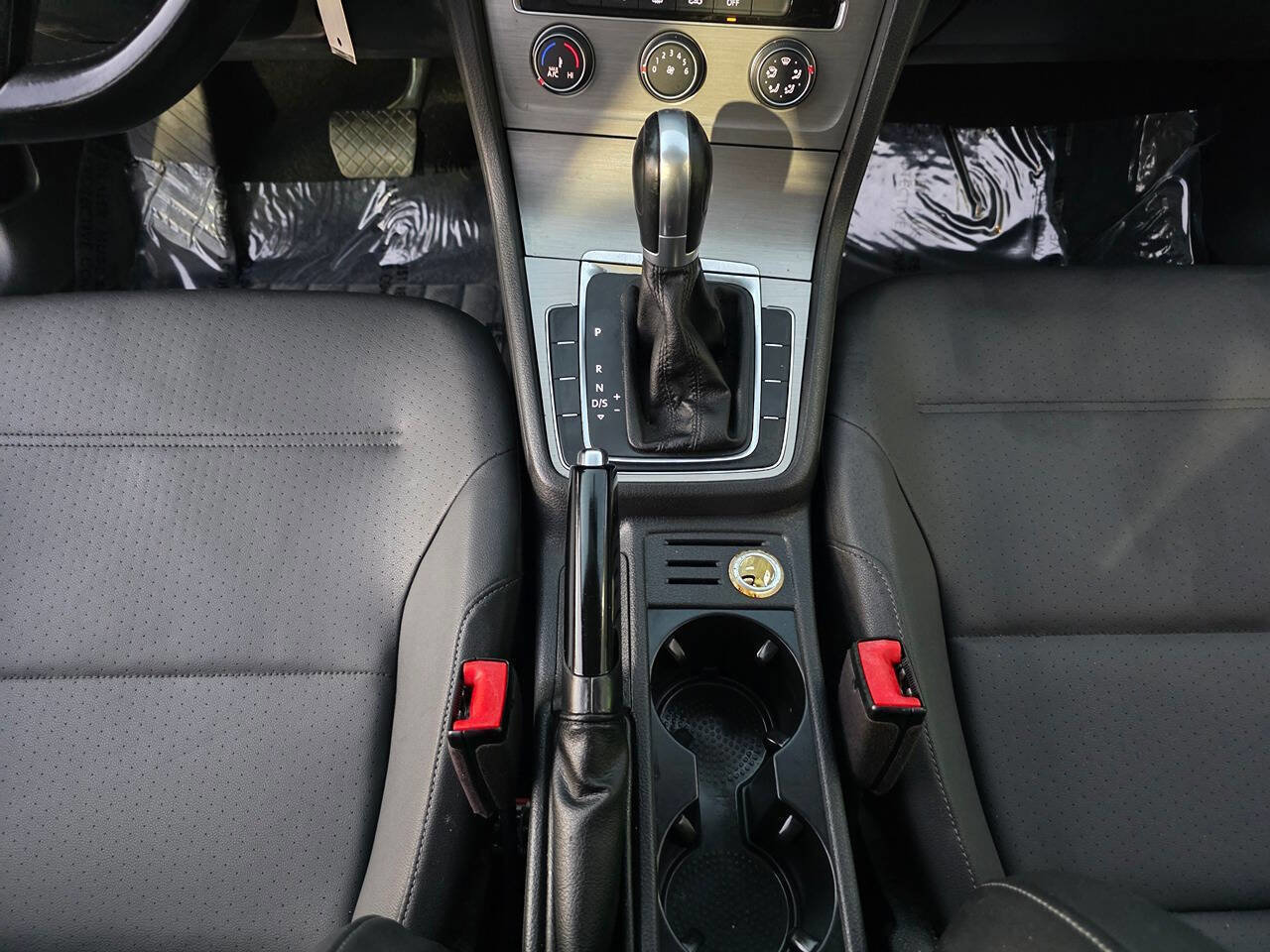 Used 2015 Volkswagen Golf S image 40