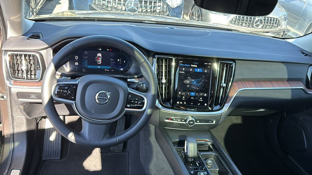 Used 2025 Volvo V60 B5 Cross Country Plus image 24