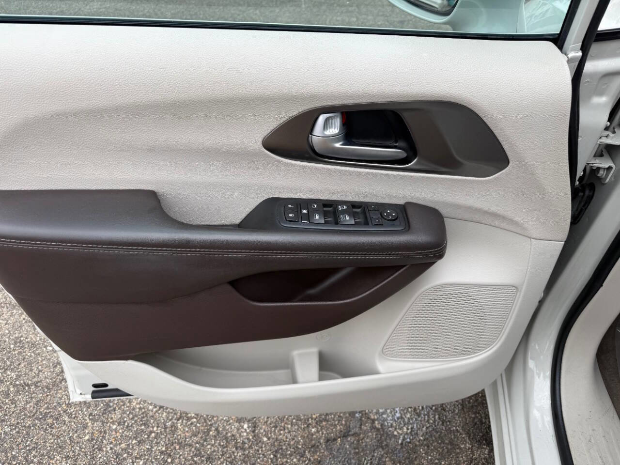 Used 2017 Chrysler Pacifica Touring-L FWD image 11