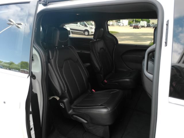 Used 2025 Chrysler Pacifica Select FWD image 25