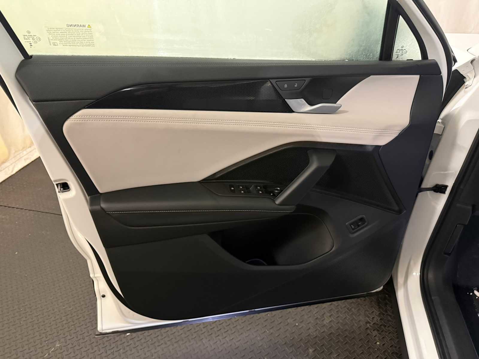 Certified 2025 Volkswagen Tiguan SE w/ Panoramic Sunroof Package image 20