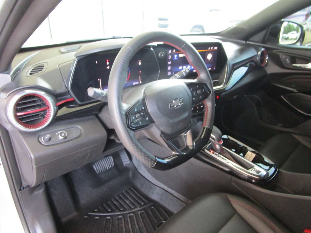 Used 2025 Chevrolet Trax RS w/ Sunroof Package FWD image 19