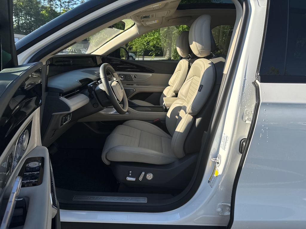 Used 2025 Lincoln Nautilus Reserve AWD/4WD image 24