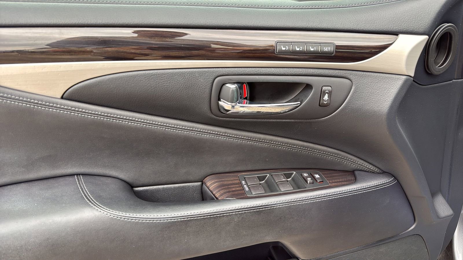 Used 2016 Lexus LS 460 w/ Comfort Package image 11