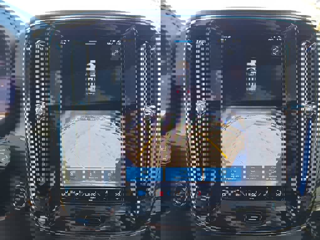 Used 2025 Volvo XC40 B5 Core image 19