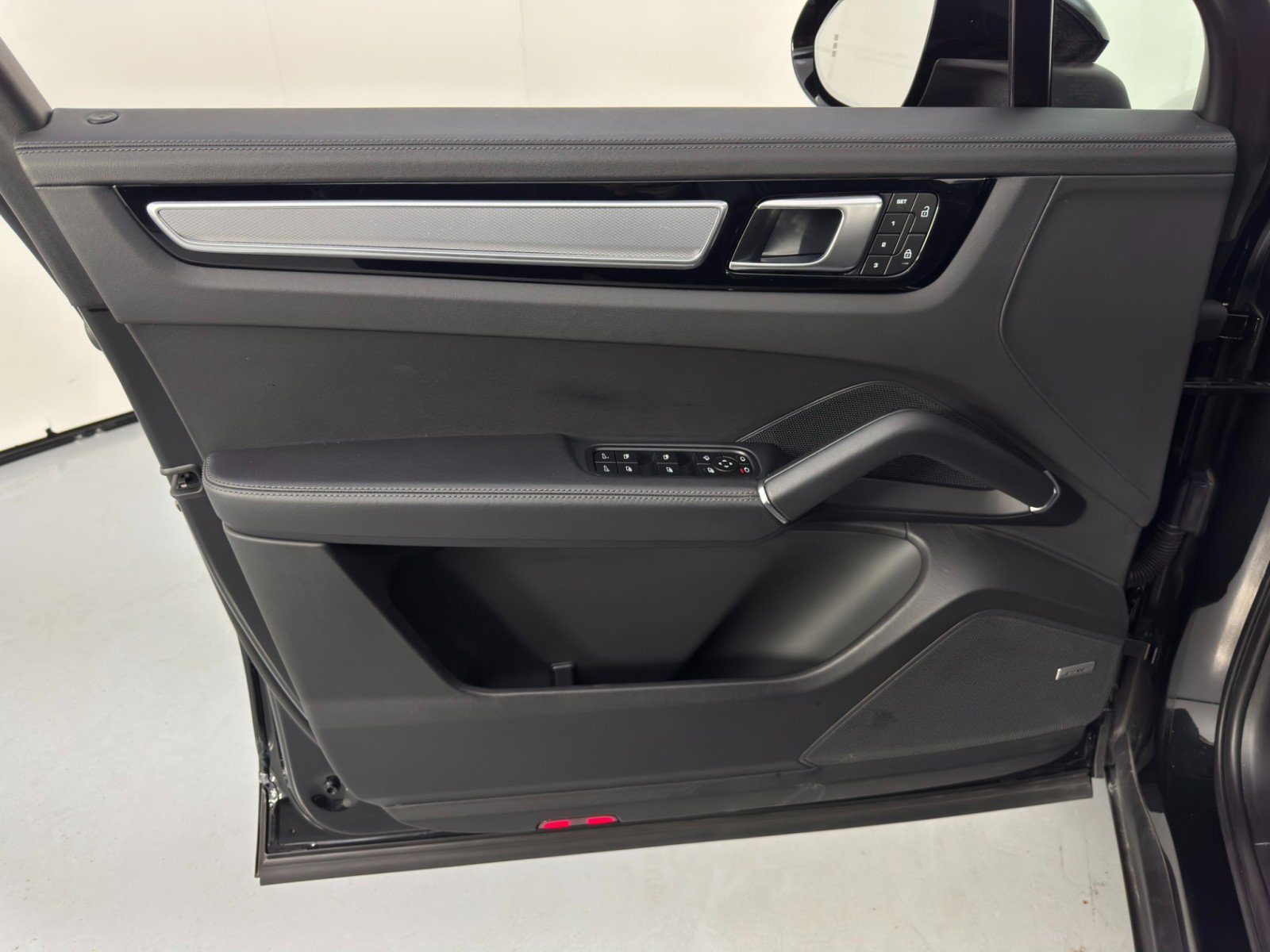 Used 2023 Porsche Cayenne S Platinum image 43