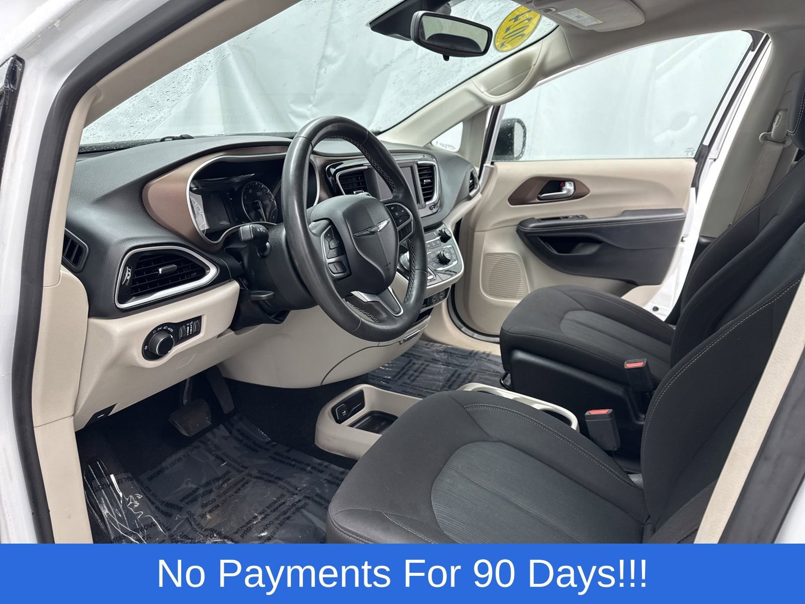 Used 2024 Chrysler Voyager LX image 10