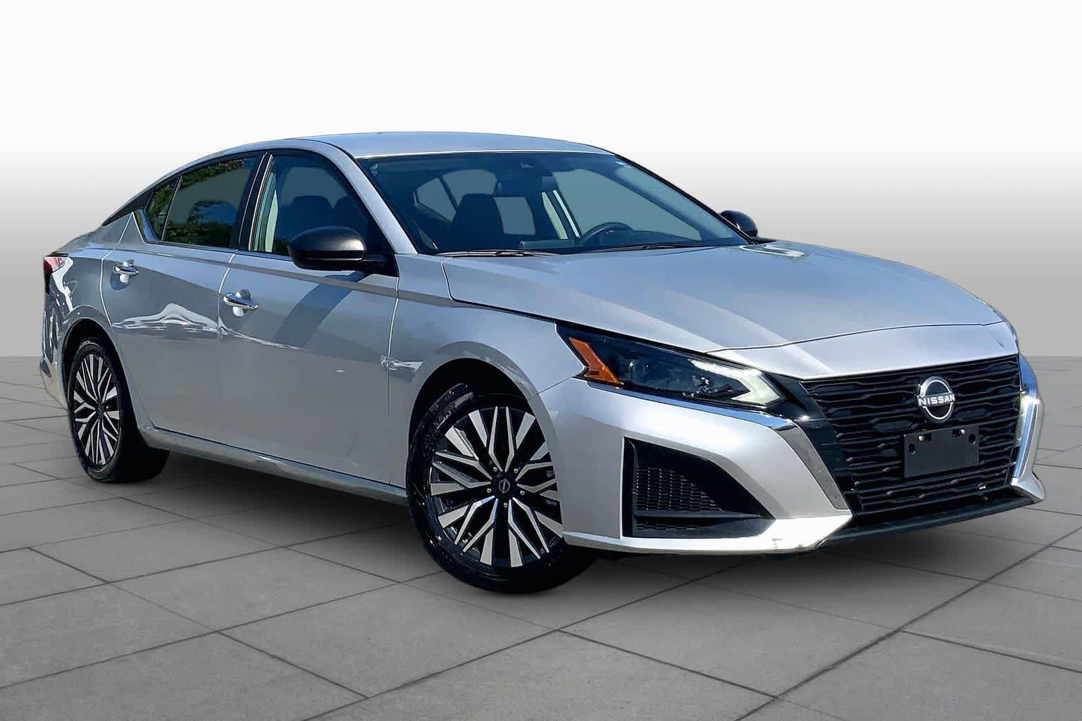 Used 2024 Nissan Altima 2.5 SV FWD image 3