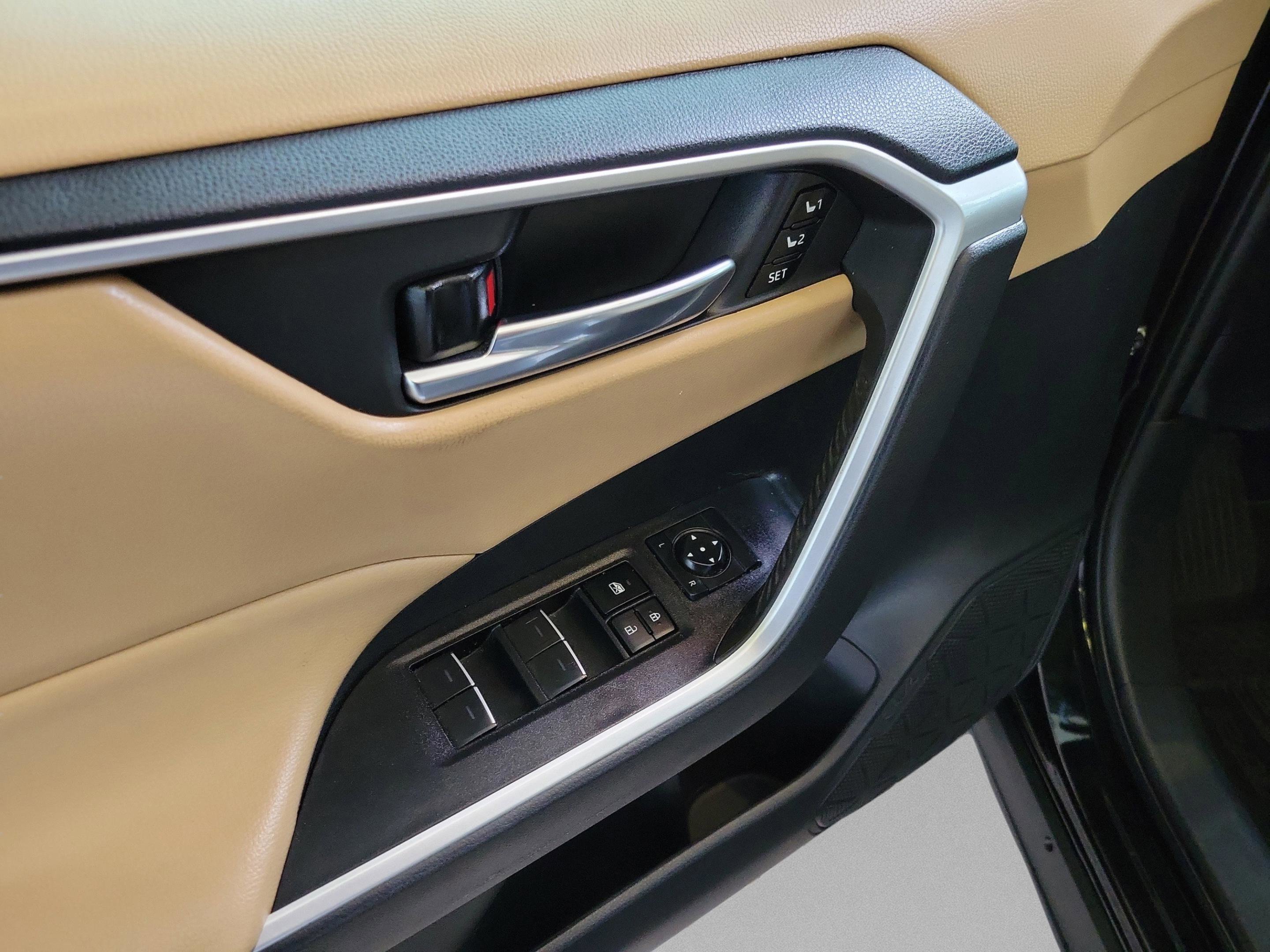 Used 2022 Toyota RAV4 XLE Premium image 7