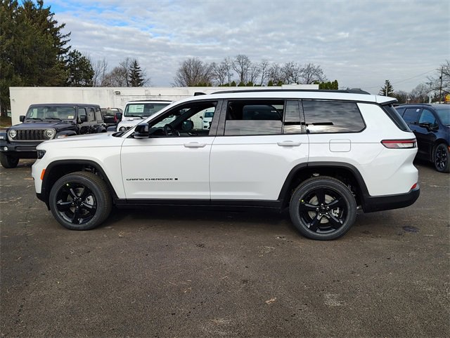 New 2025 Jeep Grand Cherokee L Altitude image 9