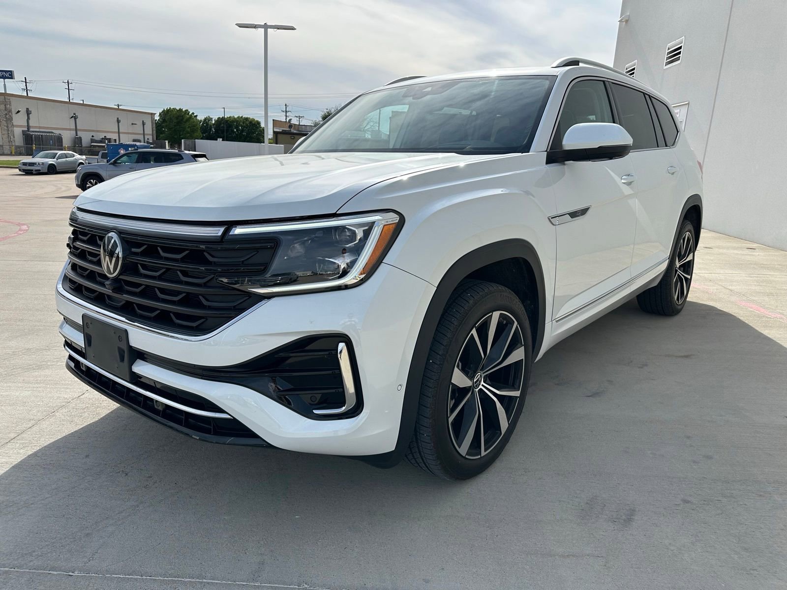 Used 2024 Volkswagen Atlas SEL Premium R-Line AWD/4WD image 4