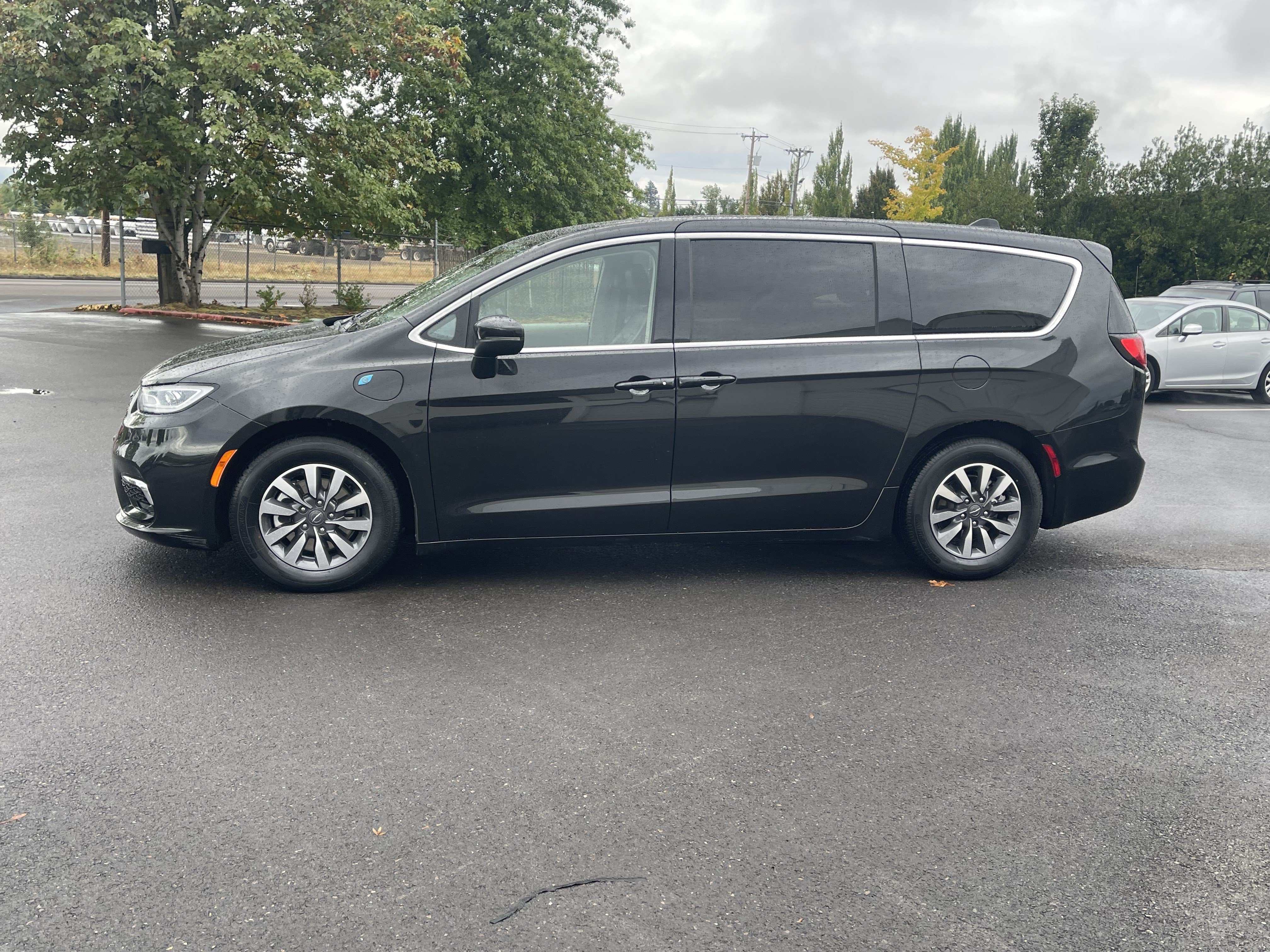 Used 2023 Chrysler Pacifica Touring-L FWD image 2