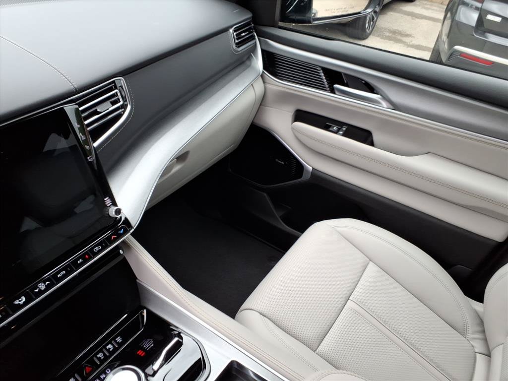 New 2026 Jeep Grand Wagoneer L Limited AWD/4WD image 34