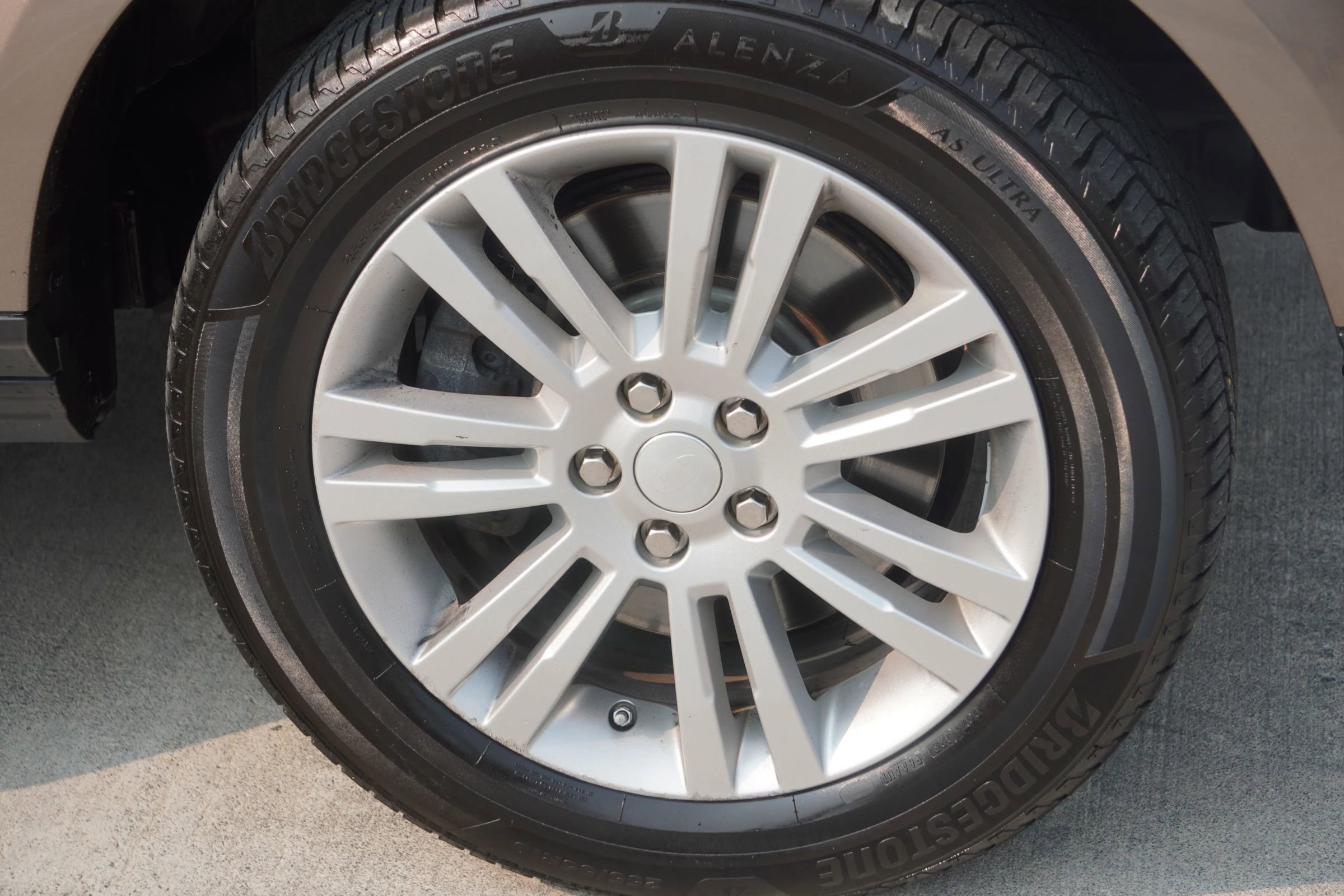 Used 2015 Land Rover LR4 HSE LUX image 32